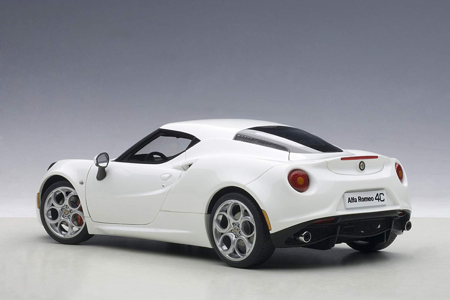 Autoart 1/18 Alfa Romeo 4C White Diecast Model Car- Japan Figure Store - #1 Bring To You The Best Japanese Goods