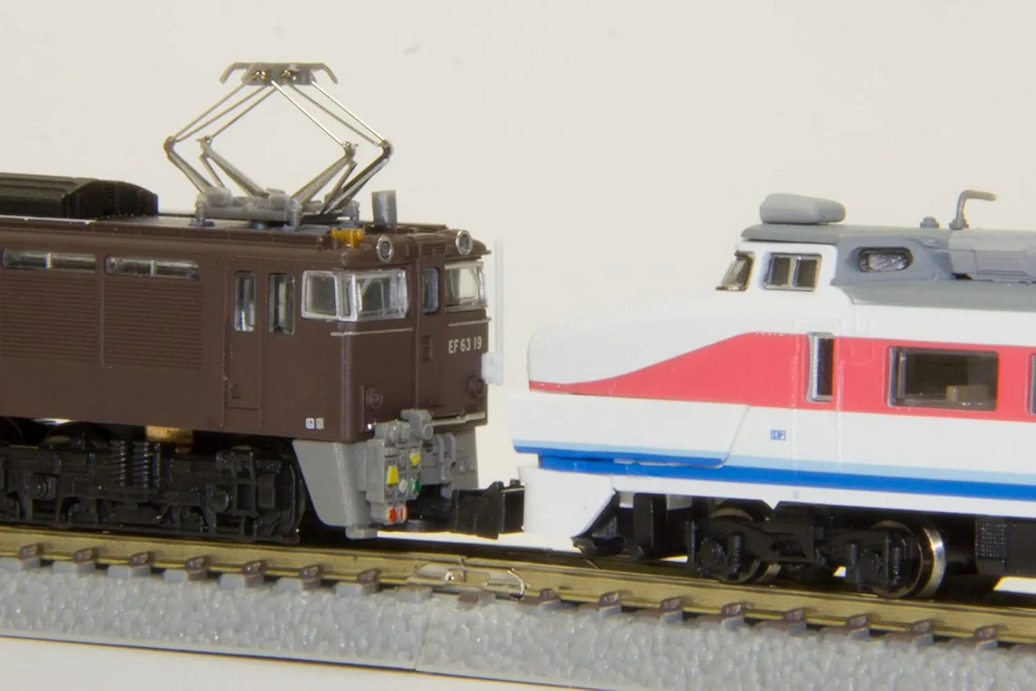 Rokuhan EF63 Type Brown Double Row Z Gauge Electric Locomotive