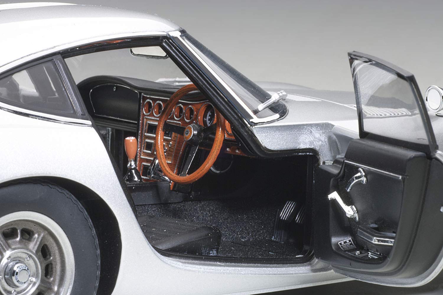 : Autoart 1/18 Toyota 2000Gt Silver- Japan Figure Store - #1 Bring To You The Best Japanese Goods