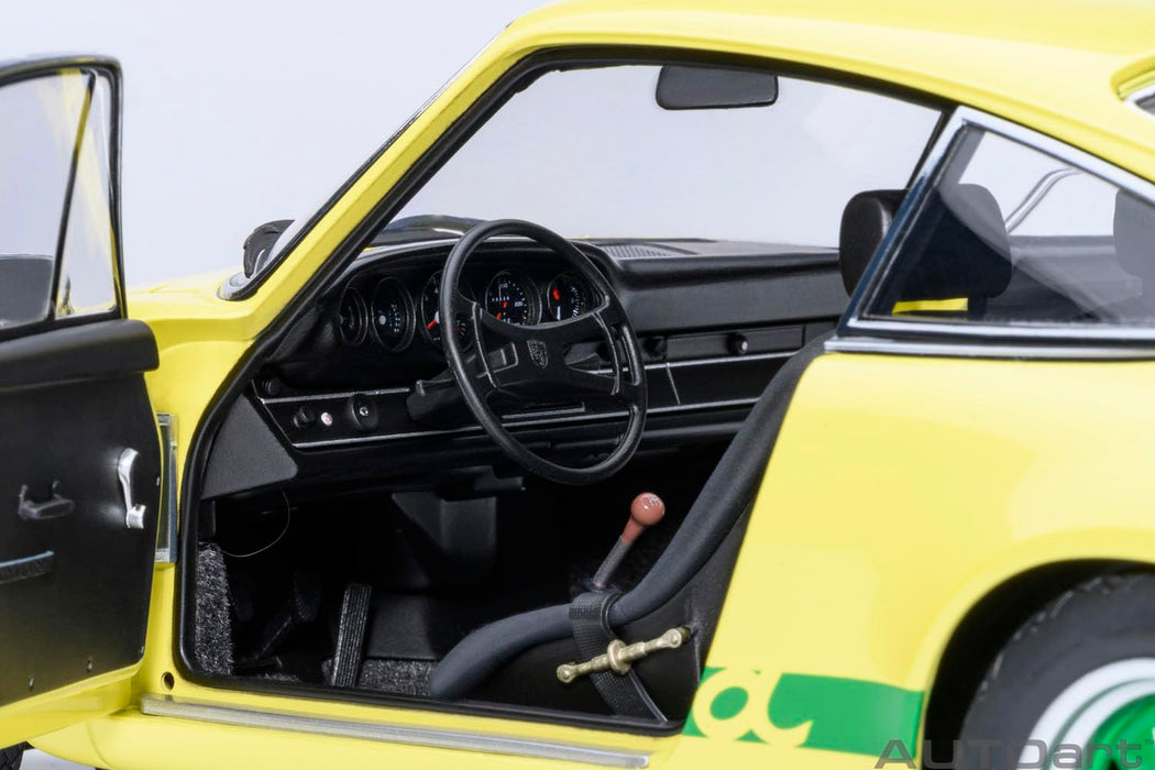 Modèle réduit 1/18 de la Porsche 911 Carrera 2.7 RS Autoart, couleur jaune clair avec bandes vertes.