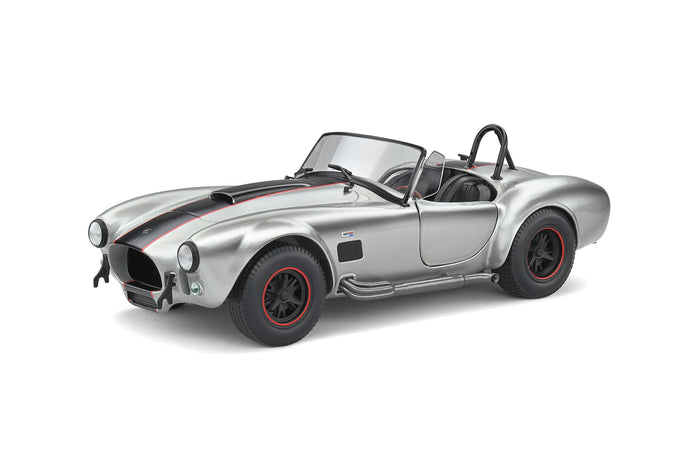 Voiture miniature en métal moulé sous pression Kyosho Solido 1:18 Shelby Cobra 427 Mk.2 1965, couleur argent.