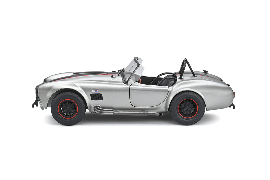 Voiture miniature en métal moulé sous pression Kyosho Solido 1:18 Shelby Cobra 427 Mk.2 1965, couleur argent.