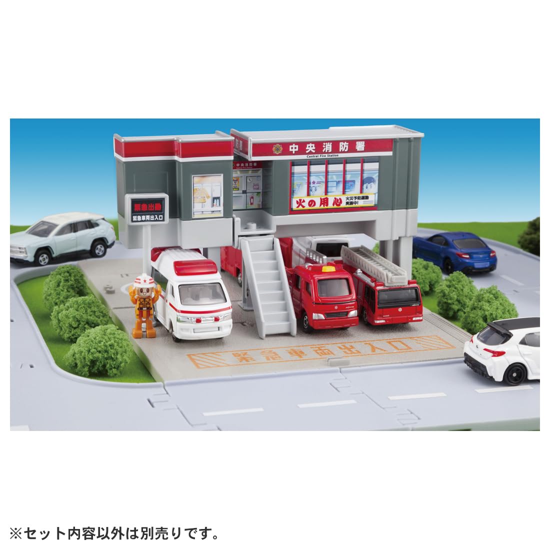Takara Tomy Tomica Town Fire Station Miniature Car Toy With Firefighters Age 3+- Japan Figure Store - #1 Bring To You The Best Japanese Goods